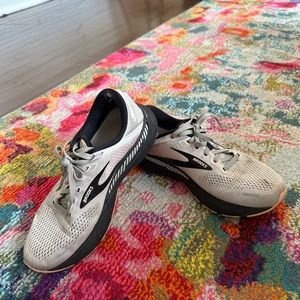 Women’s Brooks Adrenaline size 9